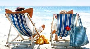 Deux Personnes Sur Des Transat Sur La Plage Bonne Vacances Location De Voiture Vacances