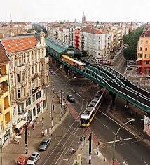 Schonhauser Allee In Der Hauptstrasse Des Quartiers Fahrt Die U Bahn Auch Hochbeinig Allee Auch Der Des Die Fa Berlin Street West Berlin Berlin Germany