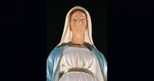 E' un monumento evocativo, bellissimo e molto, molto emozionante. Carmiano Grida Al Miracolo La Statua Della Madonnina Piange Ecco La Risposta Del Parroco