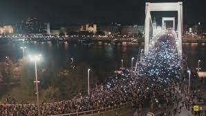 Vasárnap és kedd este több tízezer ember tiltakozott a kormány által bevezetni kívánt internetadó ellen. Netado Harom Eve Vonult Szazezer Ember Az Erzsebet Hidon Merce