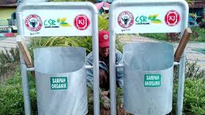 Berikut ini perbedaan antara keduanya beserta contohnya. Pt Semen Padang Sebar Tempat Sampah Di 20 Titik Kumparan Com