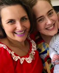 Adele compartilha relato sensível de amiga sobre psicose pós-parto