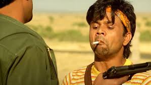 राजपाल यादव को जबरदस्ती सिगरेट पिलाई