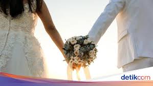 Semoga allah menganugerahkan berkah kepadamu (pengantin pria), semoga allah juga menganugerahkan tapi jangan lupa untuk tetap berusaha menghafalkan doa bacaan arab diatas. Doa Untuk Pengantin Baru