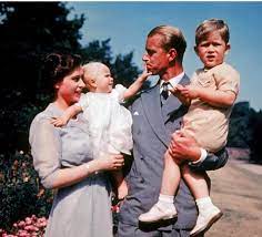Nihayet 1946 yılında ise prens philip kral'dan elizabeth ile evlenmek için izin istedi. Unvanindan Ve Servetinden Aski Icin Vazgecen Prens Philip