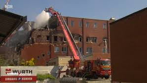 Die feuerwehr konnte einen schwer verletzten mann aus den trümmern bergen. Huge Explosion In Hamburg Barmbek Germany This Morning 2021 05 31 04 30am Local Time Cause Still Unknown Lots Of Debris And The Shockwave Damaged Neighbouring Buidlings Nearby Metro Tracks Closed As Building Might Collapse One Person