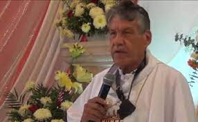 Padre Pistolas da misa de Navidad, pese a estar suspendido