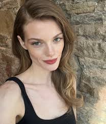 Good ol' Hollywood Vibes Hair and makeup by @kyrstenbryantmakeup ✨  @chantalenadeau @niwamodels BTS of Photoshoot by @matmercuri Hair cut by @ frank.cini @tazhairco Natural colour and love @rodica68 @prohairgroup