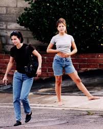 Jennifer spent a year of her childhood living in greece with her family. Courteney Cox And Jennifer Aniston 1994 Oldschoolcool