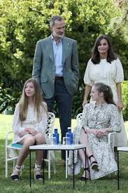 Letizia di Spagna veste come le figlie Leonor e Sofia: la foto di famiglia  è in coordinato