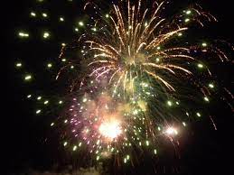 Intense bouquet de fontaines fournies et multicolores, effets crépitants et flash. Vendee L Acquisition Et L Utilisation De Feux D Artifices Interdites De Facon Preventive Pour Les Fetes De Fin D Annee Le Courrier Vendeen