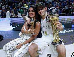 El santiagueño gabriel deck debutó en los oklahoma city thunder como local ante new orleans pelicans la noche de este jueves y se convirtió en el 14° basquetbolista argentino en jugar en la nba. Real Madrid Families Gabriel And His New Girlfriend Tamara Celebrating