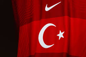Görsel pencere, cumhuriyetimiz ile yaşıt olan a milli futbol takımımızın formasını en çok giymeye hak kazanmış 20 futbolcuyu listeliyor. A Milli Takim In Yeni Formasinda Logo Tartismasi Futbol Haberleri