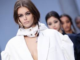 O trench coat continua em alta e é sempre um dos queridinhos da estação mais fria do ano. Tendenze Autunno Inverno 2020 2021 20 Hot Topic Donna Moderna
