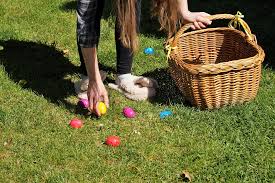 Am ostersonntag, so lautet eine alte tradition, hat der osterhase sein werk verrichtet und überall eier und kleine süßigkeiten versteckt. Ostern Suche Eier Kostenloses Foto Auf Pixabay