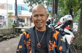 Pipit firmansyah salah satu pemain sinetron preman pensiun meninggal dunia. Sdw2orshzbbw6m