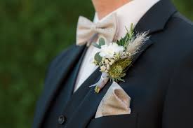 Brautigam Anstecker Mit Vielen Struckturen Eukalyptus Rosmarin Nelke Diesel Schleierkraut Und Pampas Hochzeit Deko Ideen Brautigam Anstecker Hochzeit Deko