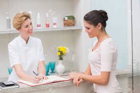 A beauty salon may just offer hair care & hair styling services, or nail services, manicures and pedicures. Hubsche Kosmetikerin Gesprache Mit Kunden Im Beauty Salon Lizenzfreie Fotos Bilder Und Stock Fotografie Image 31895096