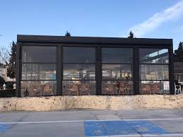 Cam kaplama her ne kadar görünüş olarak bir estetik duygu uyandırıyor ve manzaramızı kapatmayıp balkonu daha ferah gösteriyor olsa da, temizlememiz gereken çok fazla cama sahip olmamıza ve bu camların temizliğinde zorlanmamıza sebep olur. Balkon Kapatma Sistemleri Istanbul Cam Balkon Firmasi