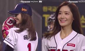 Girls Generation S Yoona Throws The First Pitch At Doosan Bears Baseball Game Girls Generation Yoona Baseball Games