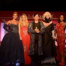 Se presentaron 140 diseños exclusivos piazza, lucidos por. Roberto Piazza Y Sus Rosas Sin Espinas