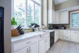 La luminosidad que ofrece el blanco y sus gamas, lo convierten en tonos que resultan sumamente adecuados para la decoración de ambientes con escasa luz natural. Cocinas Blancas Como Decorar De Forma Moderna