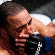 Now the latest fight on the night's card has ended with a vicious doctor stoppage. Ufc Fighters Call For New Gloves After Eye Poke Ending At Ufc Vegas 21 Mmamania Com