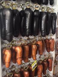 La enorme escultura de madera con forma de pene, dos metros de longitud y 200 kilos de peso. Min Diego Gonzalez Gonzalez En Twitter No Entiendo Lo De Los Penes De Madera De Piriapolis Tienen Algun Significado Mas Alla Del Obvio