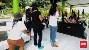 Maybe you would like to learn more about one of these? Ziarah Satu Malam Ke Makam Nike Ardilla