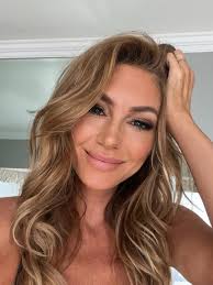 Good Morning ☀️ Happy Monday 💕 What do you want to accomplish this week?  Love you guys 🩷link.me/branderoderick