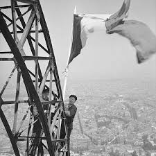 Construite en deux ans par gustave eiffel et ses collaborateurs pour. Paname Paris On Twitter Drapeau Tricolore Sur La Tour Eiffel 1951 Paris Https T Co Ul6tnhr4bk Twitter