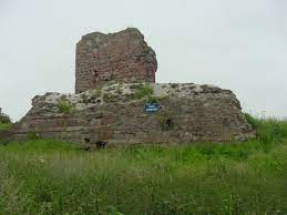 Ardrossan castle occupies a prominent outcrop in the centre of the town of ardrossan on the ayrshire coast. Ardrossan Castle Wikipedia