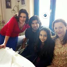 Engin Akyurek Y Su Familia Buscar Con Google Engin Akyurek Turkish Actors Actors