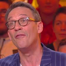 Il va grandir dans la région et suit des études de commerce à l'iut de bordeaux. Julien Courbet La Biographie De Julien Courbet Avec Gala Fr