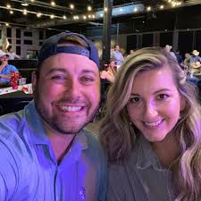 Small meeting room with HDMI TV and food options?