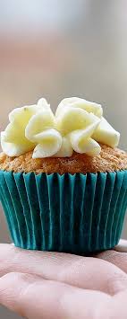 Prepară, amestecă, fierbe, coace şi decorează diferite tipuri de dulciuri, pentru a le vinde publicului, lucrând în laboratoare, spații special amenajate în cofetării, restaurante, hoteluri, în industrie. Curs Cofetar Patiser Practica Specializata In Laboratoare De Cofetarie