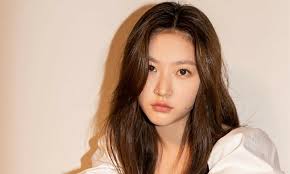 Kim Sae Ron đi làm ở tiệm cafe sau scandal lái xe gây tai nạn