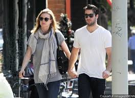 Josh bowman and his wife emily vancamp had bahamas wedding. Revenge Co Stars Emily Vancamp And Josh Bowman Are Engaged See Her Beautiful Ring