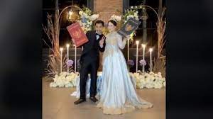 Foto pose akad nikah keren kekinian dr ella & oki fotografer wedding ch arief photography make up video kali ini cerita tentang protokol kesehatan pada proses akad nikah di masa sekarang ini halo guys, kali ini gue posting video bts gua pas lagi akad nikahnya jamila dan usep pada tanggal. Foto Yg Lagi Akad Nikah Di Kampung Ingin Menikah Di Hotel Ini Budget Dan Fasilitasnya Halaman All Kompas Com Akad Nikah Dengan Memakai Jas Hujan Belle Chanceller