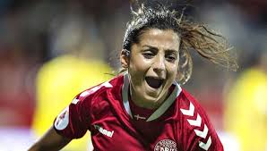 Den danske fodboldstjerne og landsholdsangriber nadia nadim er blevet interviewet til mediet generation amazing. Nadia Nadim Traet Af Saerligt Kaerlighedssporgsmal Jeg Forstar Ikke Det Er Sa Vigtigt For Folk Bt Fodbold Www Bt Dk