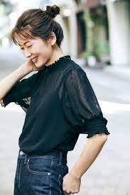 40代髪型 ひさびさに前髪を作るなら ダブルバング はいかが 40代の髪型 ヘアカタログ 大人のおしゃれはヘアスタイルから mi mollet ミモレ 明日の私へ 小さな一歩 黒ブラウス 髪型 ヘアスタイル