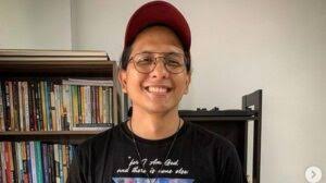 Meskipun secara logis tahu bahwa mereka telah berpindah ke dunia berikutnya, sebagian dari pikiran anda tidak mempercayainya. I2har45ds8c9sm