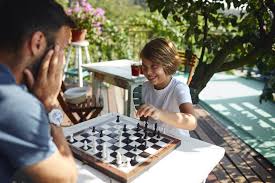 Las medidas del mismo son 27 x 8.5 x 27 cm, lo que lo hace fácil de transportar en un bolso, además su peso es muy ligero. Juegos De Mesa De Amazon Perfectos Para Pasar Este Verano