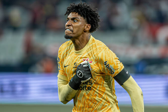 Hugo Souza pode desfalcar o Corinthians contra o Vasco pelo Brasileirão