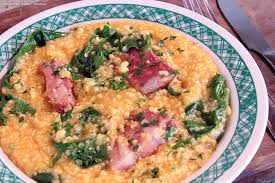 Costelinhas de porco temperadas com maggi caldo de bacon, servidas com quirera, couve e quiabo refogados. Canjiquinha Com Costelinha Lembrancas Com Agua Na Boca Chef Taico