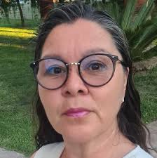 Jeg har haft æren af at strikke denne smukke kjole med et mønster  inspireret af en kundes perlekrave fra hendes nationaldragt. De unikke  mønstre på perlekraverne i de grønlandske nationaldragter er ikke