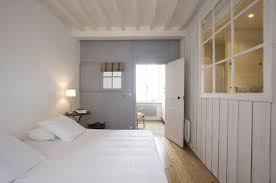 Le plancher en bois foncé crée un contraste léger avec la déco. Deco Chambre Blanche Idees Pour La Rechauffer Cote Maison