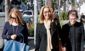 Lisa kudrow is not a real twin but does have two sisters, one of whom (helene) played ursula buffay in friends opposite lisa's character phoebe buffay from time to time. Lisa Kudrow Goes Shopping With Her Grandmother And Sister In Beverly Hills Daily Mail Online