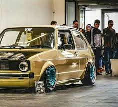 Golf Mk1 In Gold Mit Krassen Blauen Felgen Vw Oldtimer Umgebaute Autos Vw Touran