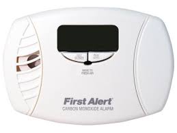 It plugs into any standard outlet with no additional mounting necessary. First Alert Carbon Monoxide Plug In Alarm With Battery Backup Digital Display Newegg Com